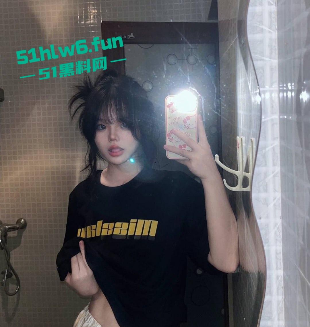 瓜友曝光甜美型前女友，颜值清纯可爱梨形身材傲人丰满，自拍一线天嫩鲍诱惑至极。  第1张