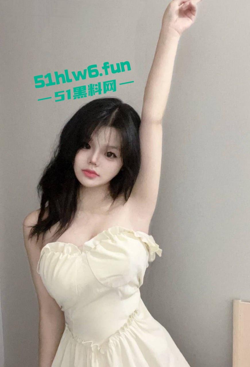 瓜友曝光甜美型前女友，颜值清纯可爱梨形身材傲人丰满，自拍一线天嫩鲍诱惑至极。  第2张