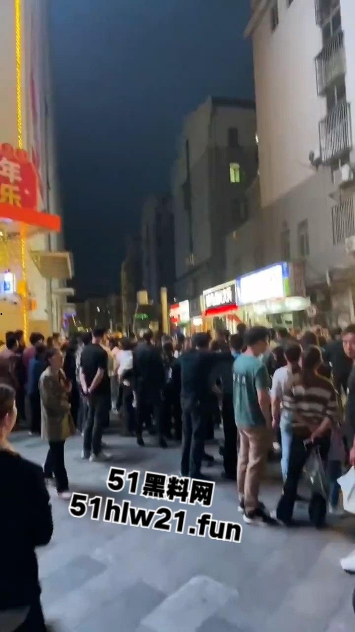 无码血腥慎入！安徽无为久久鸭鸭脖老板与人发生口角，被砍下脑袋当球踢，脑浆流泄一地。  第1张