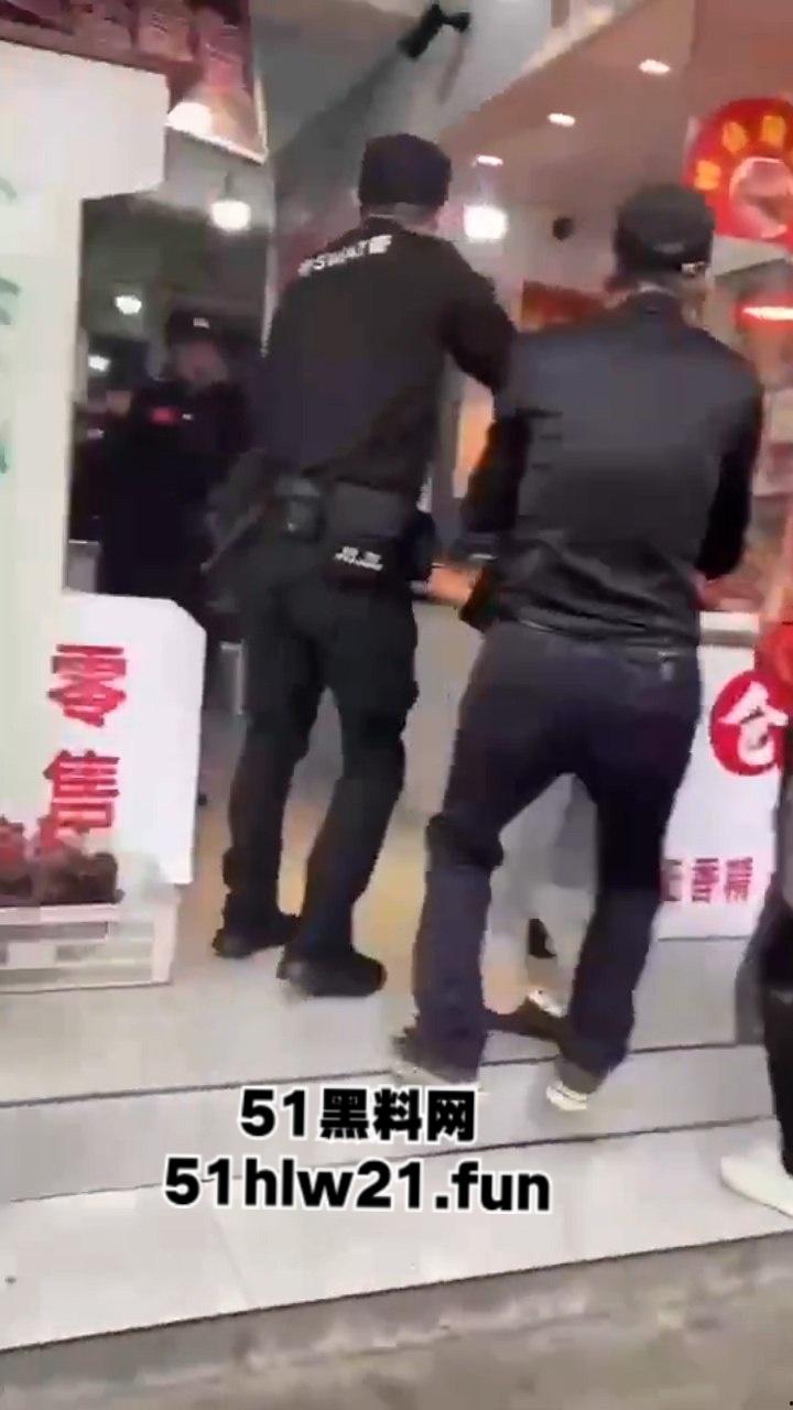 无码血腥慎入！安徽无为久久鸭鸭脖老板与人发生口角，被砍下脑袋当球踢，脑浆流泄一地。  第8张