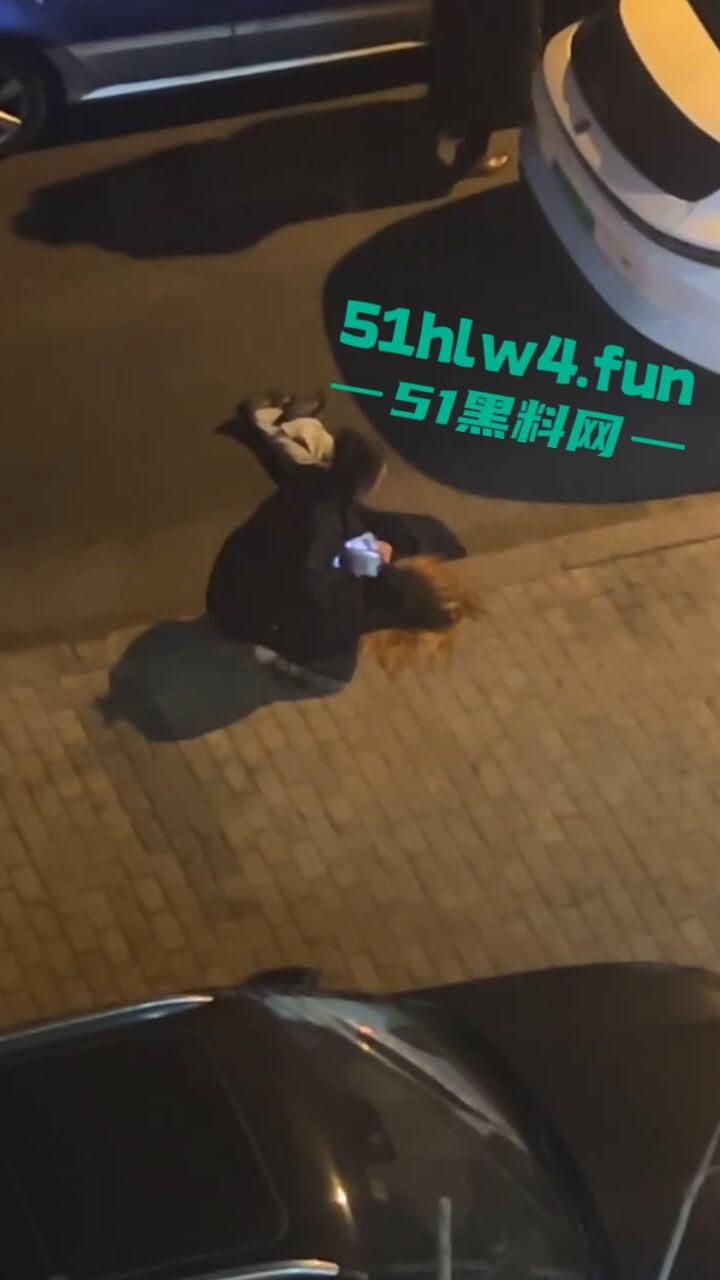 青岛小仙女挑衅男子嚣张辱骂还动手打人,结果被大哥一拳当场直接带走,看着都解气。 第9张 青岛小仙女挑衅男子嚣张辱骂还动手打人,结果被大哥一拳当场直接带走,看着都解气。 第9张