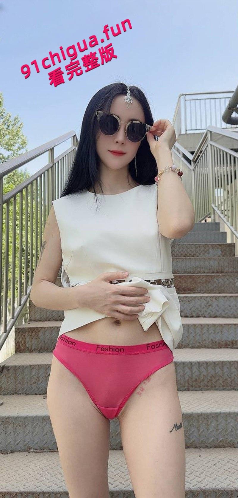 推特网红【西安大表姐】最新露出合集，餐厅商场天桥肆意露出狂欢自慰，淫荡表情反差到极致！  第1张