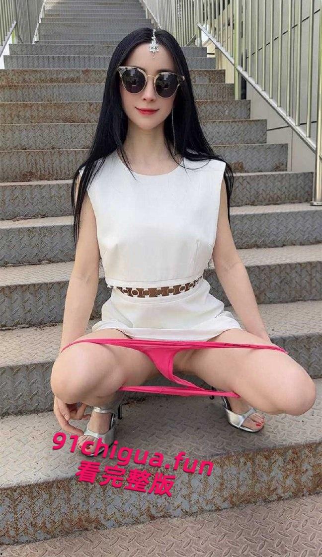 推特网红【西安大表姐】最新露出合集，餐厅商场天桥肆意露出狂欢自慰，淫荡表情反差到极致！  第2张