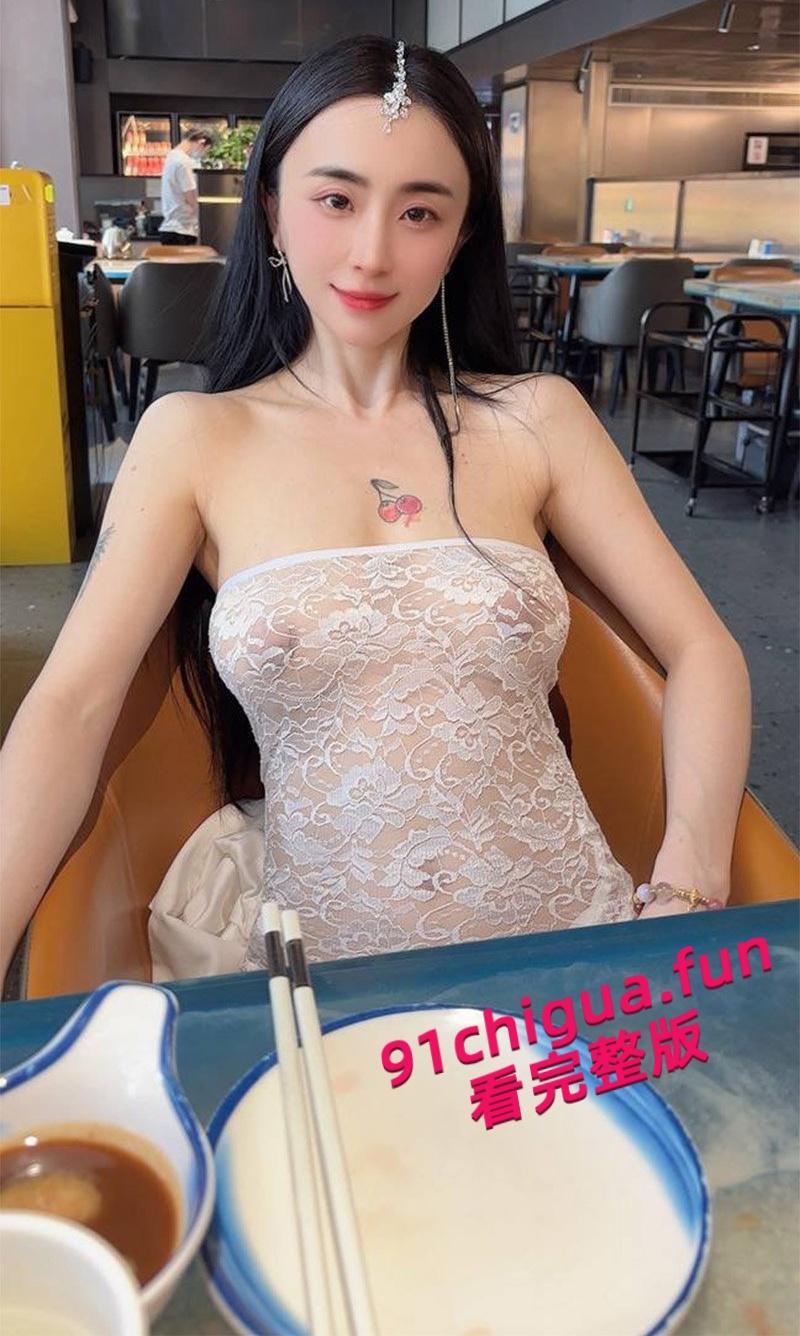 推特网红【西安大表姐】最新露出合集，餐厅商场天桥肆意露出狂欢自慰，淫荡表情反差到极致！  第3张