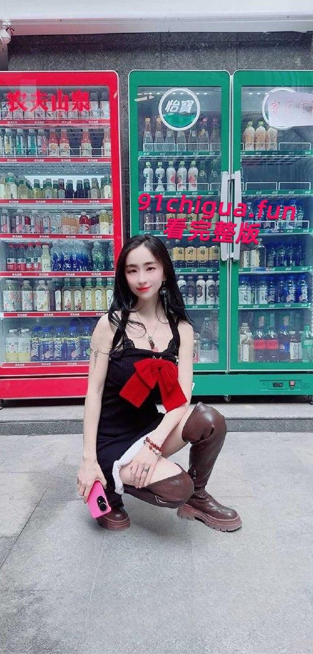 推特网红【西安大表姐】最新露出合集，餐厅商场天桥肆意露出狂欢自慰，淫荡表情反差到极致！  第4张