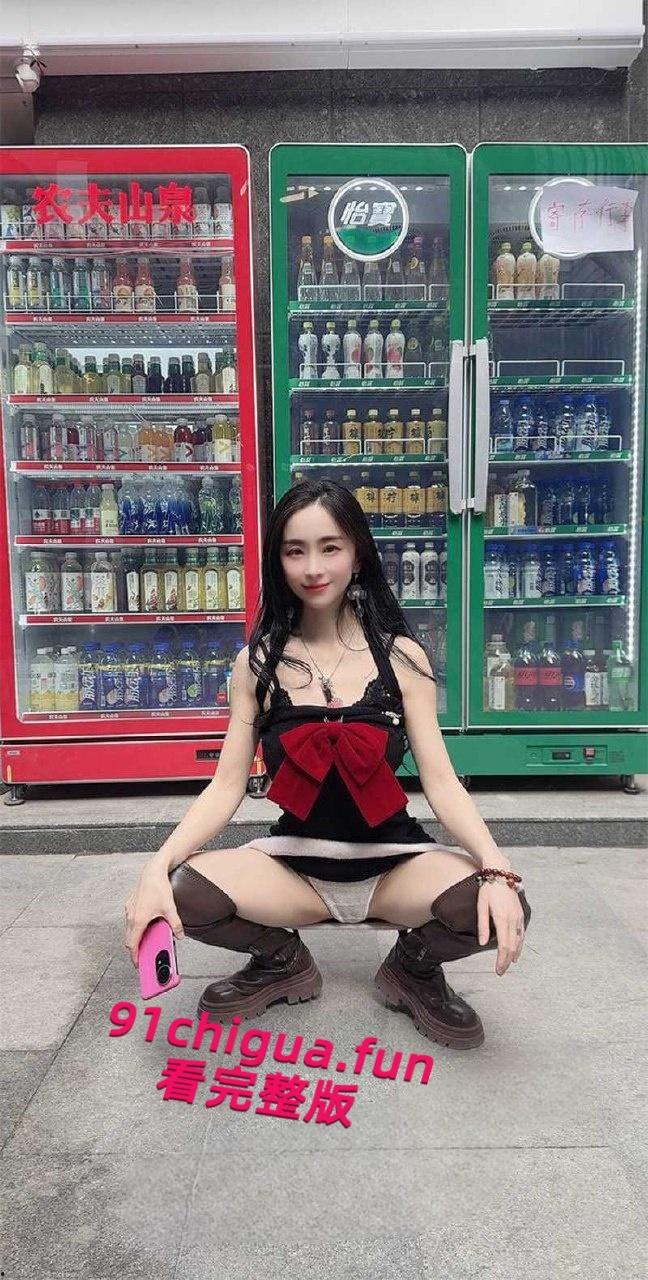 推特网红【西安大表姐】最新露出合集，餐厅商场天桥肆意露出狂欢自慰，淫荡表情反差到极致！  第6张