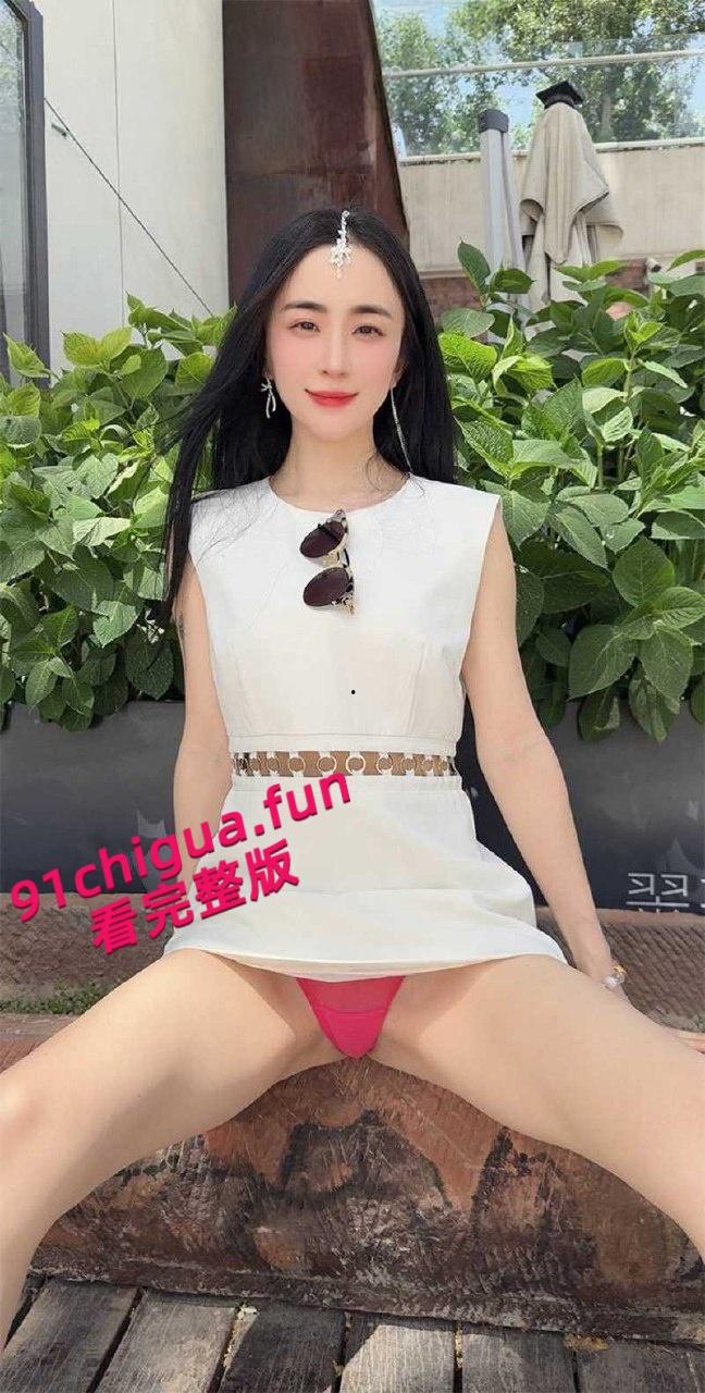 推特网红【西安大表姐】最新露出合集，餐厅商场天桥肆意露出狂欢自慰，淫荡表情反差到极致！  第7张