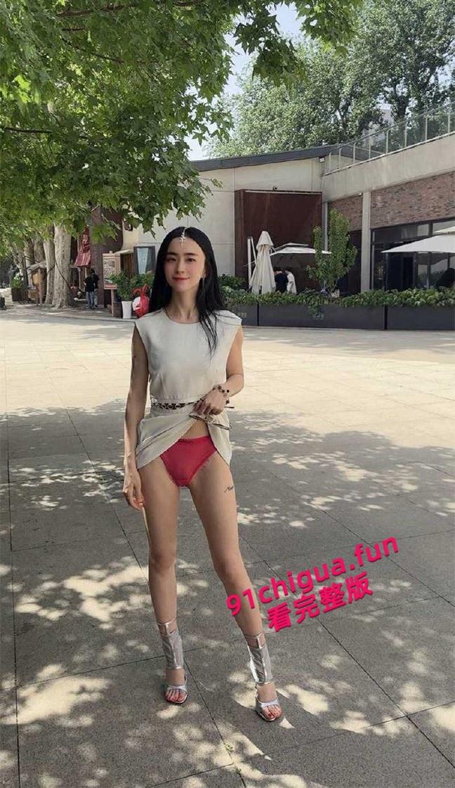 推特网红【西安大表姐】最新露出合集，餐厅商场天桥肆意露出狂欢自慰，淫荡表情反差到极致！  第9张