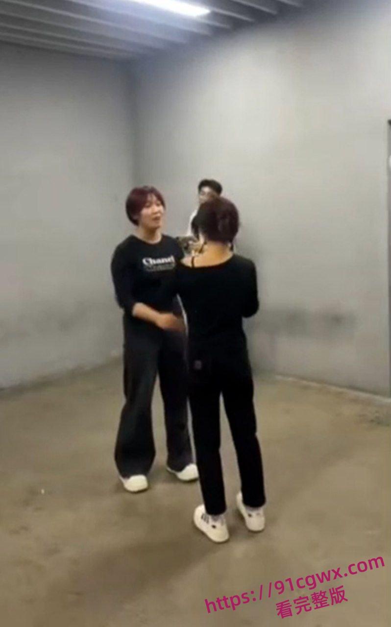 沈阳地下停车场 俩精神小妹约架互殴!头发一拽拳头砸脸 女孩打架比爷们还狠! 第1张 沈阳地下停车场 俩精神小妹约架互殴!头发一拽拳头砸脸 女孩打架比爷们还狠! 第1张