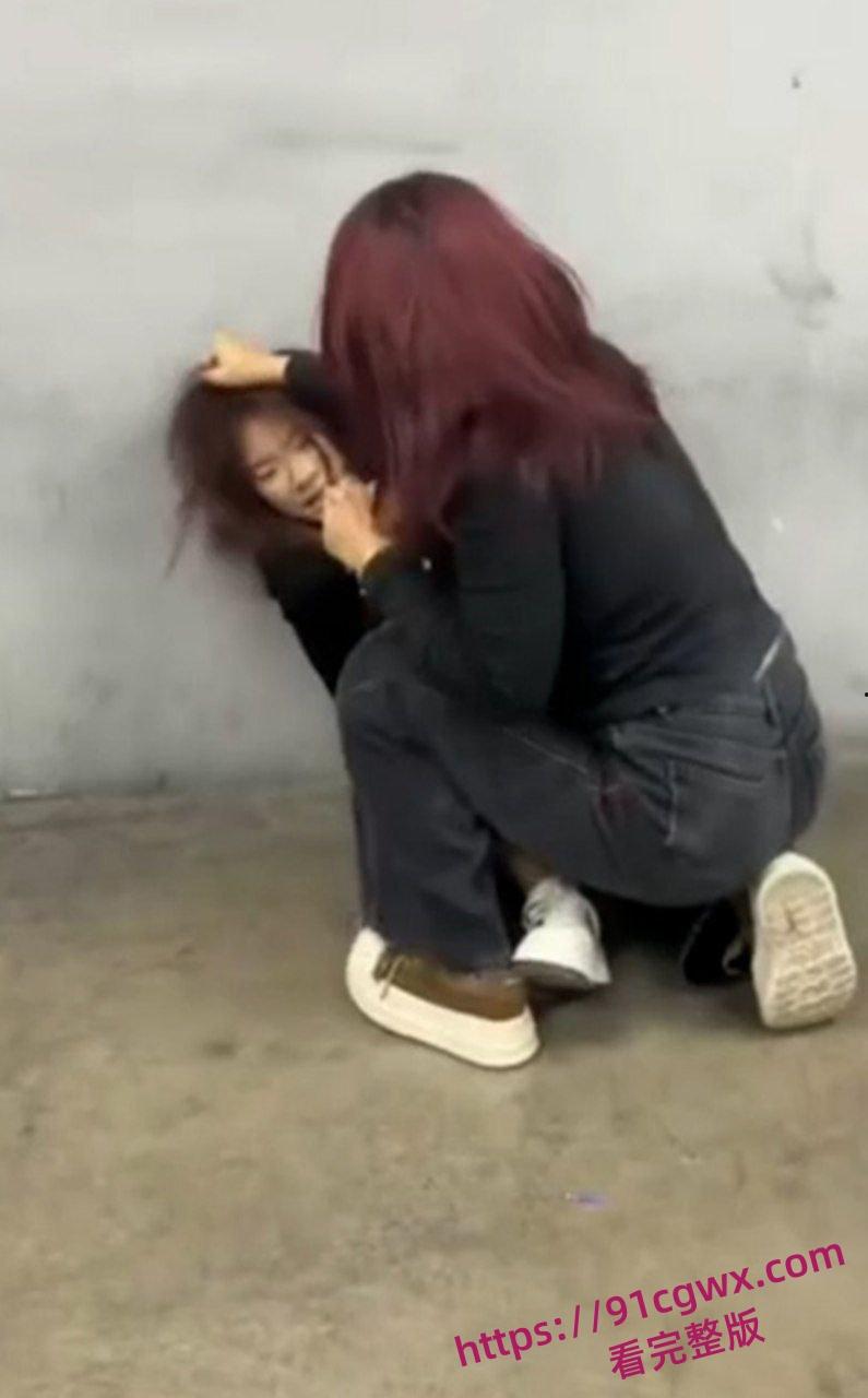 沈阳地下停车场 俩精神小妹约架互殴!头发一拽拳头砸脸 女孩打架比爷们还狠! 第5张 沈阳地下停车场 俩精神小妹约架互殴!头发一拽拳头砸脸 女孩打架比爷们还狠! 第5张