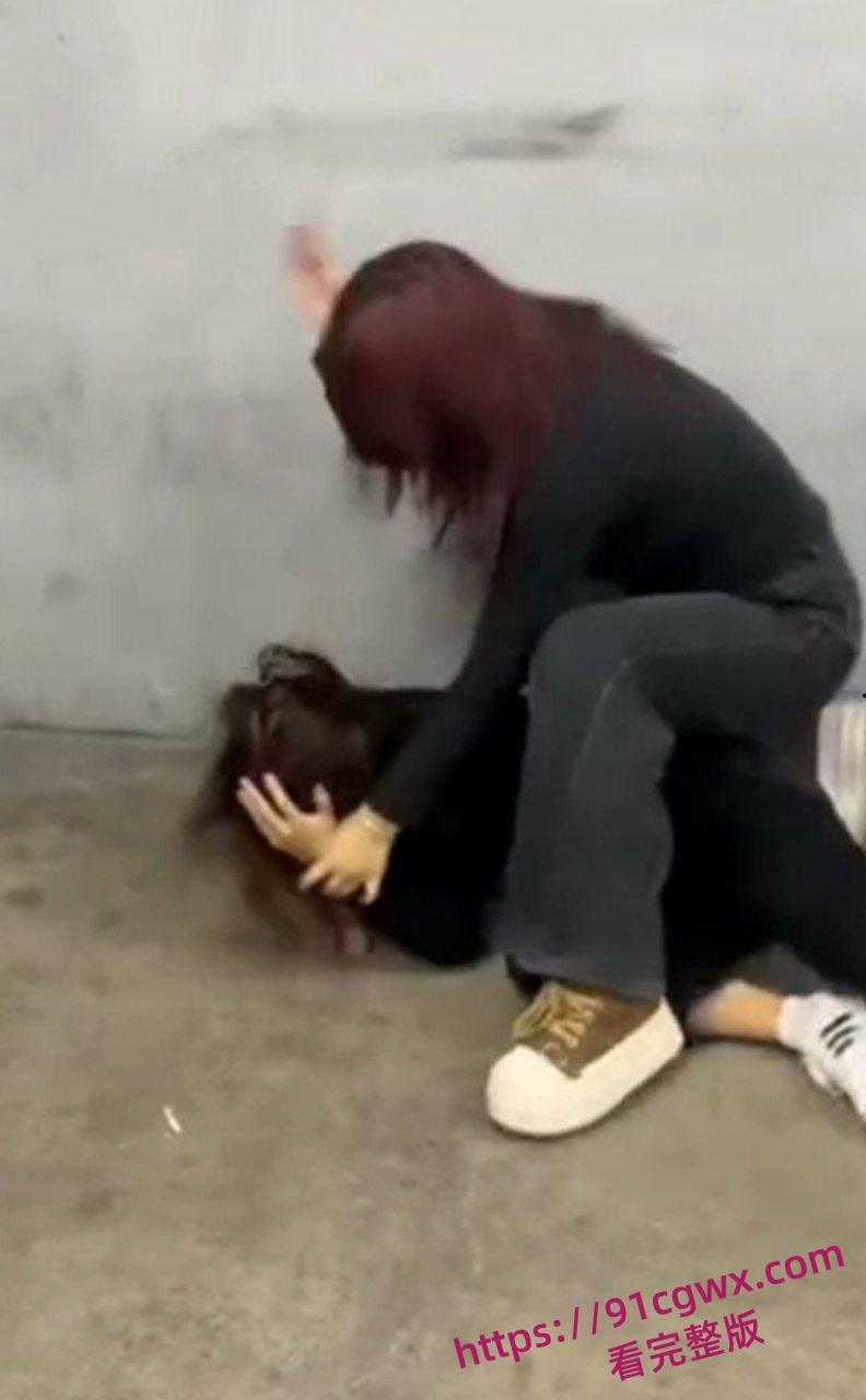 沈阳地下停车场 俩精神小妹约架互殴!头发一拽拳头砸脸 女孩打架比爷们还狠! 第6张 沈阳地下停车场 俩精神小妹约架互殴!头发一拽拳头砸脸 女孩打架比爷们还狠! 第6张