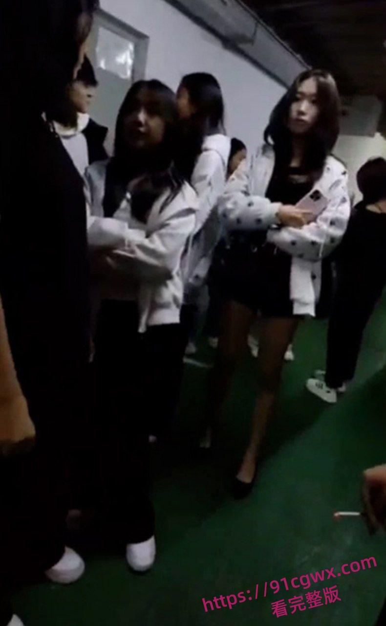 沈阳地下停车场 俩精神小妹约架互殴!头发一拽拳头砸脸 女孩打架比爷们还狠! 第7张 沈阳地下停车场 俩精神小妹约架互殴!头发一拽拳头砸脸 女孩打架比爷们还狠! 第7张