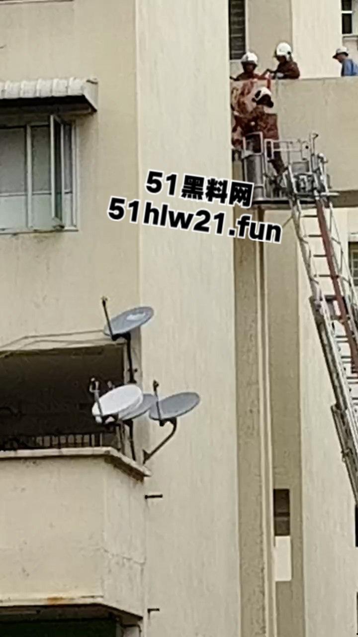 血腥慎入!男子跳楼被腰斩上体消失肠血乱飞,处理现场人员的心理阴影面积有点大! 第1张 血腥慎入!男子跳楼被腰斩上体消失肠血乱飞,处理现场人员的心理阴影面积有点大! 第1张