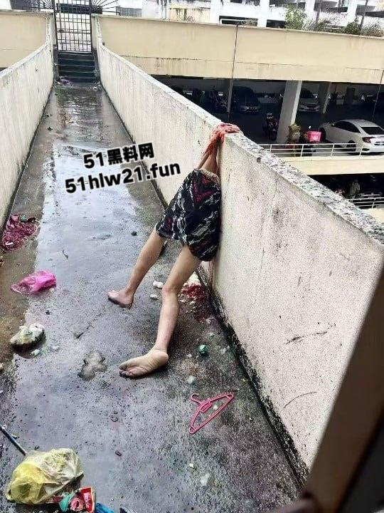 血腥慎入!男子跳楼被腰斩上体消失肠血乱飞,处理现场人员的心理阴影面积有点大! 第2张 血腥慎入!男子跳楼被腰斩上体消失肠血乱飞,处理现场人员的心理阴影面积有点大! 第2张