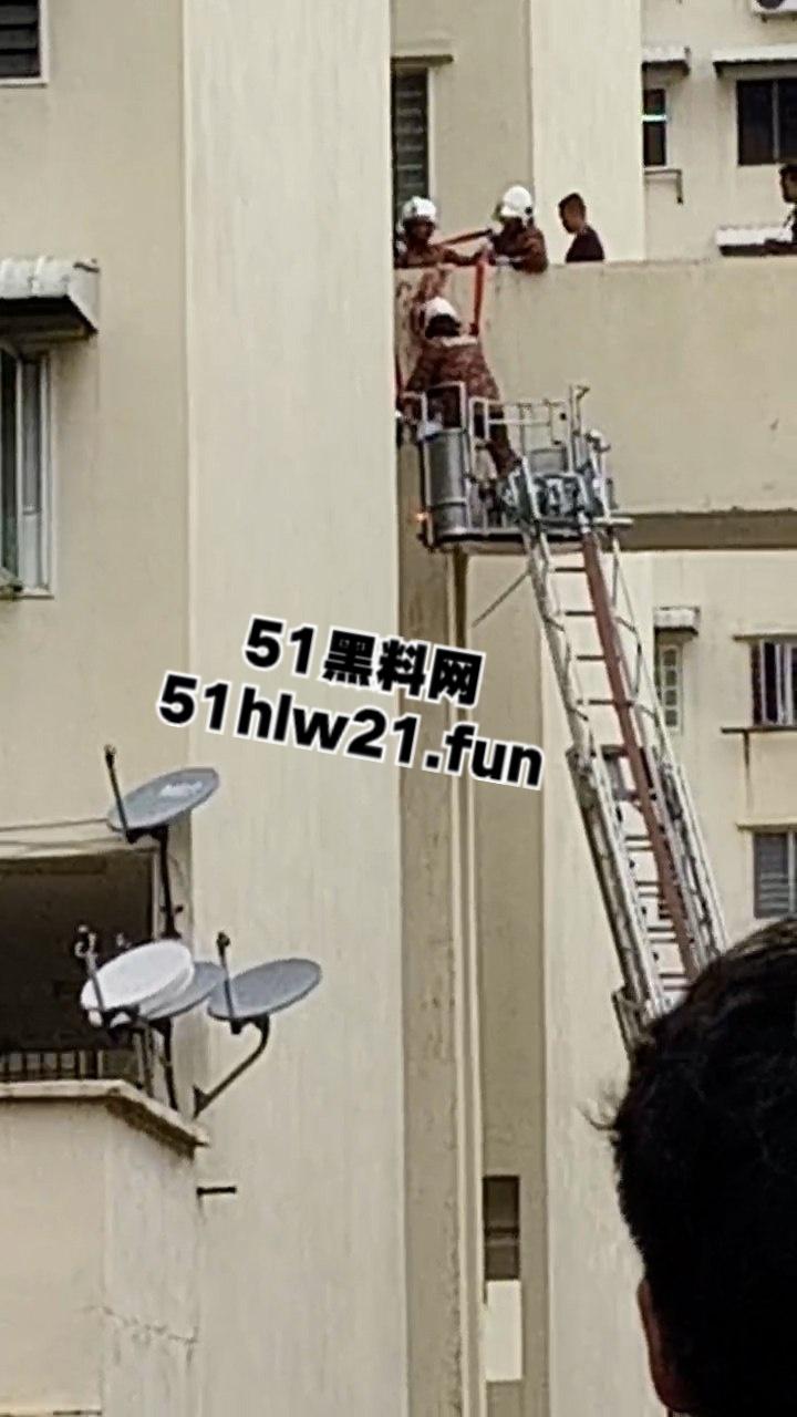 血腥慎入!男子跳楼被腰斩上体消失肠血乱飞,处理现场人员的心理阴影面积有点大! 第4张 血腥慎入!男子跳楼被腰斩上体消失肠血乱飞,处理现场人员的心理阴影面积有点大! 第4张