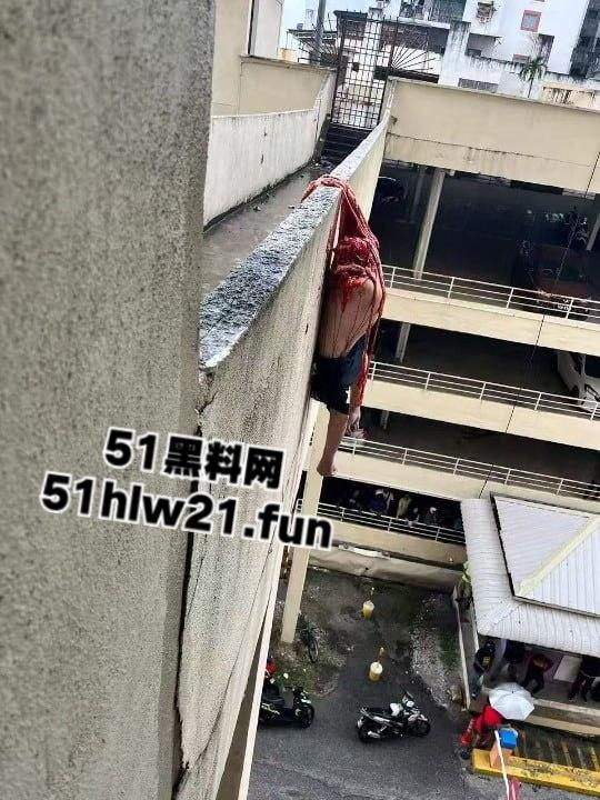 血腥慎入!男子跳楼被腰斩上体消失肠血乱飞,处理现场人员的心理阴影面积有点大! 第6张 血腥慎入!男子跳楼被腰斩上体消失肠血乱飞,处理现场人员的心理阴影面积有点大! 第6张