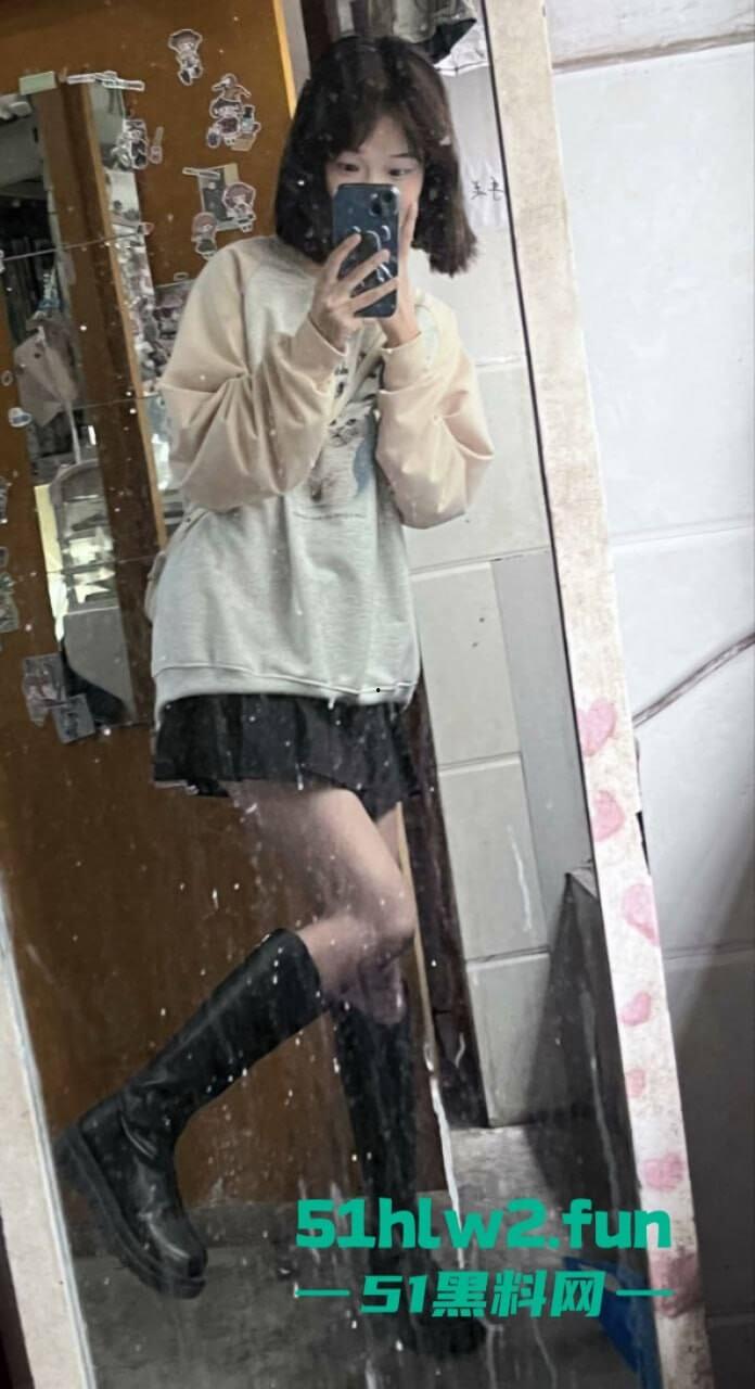 人前装成甜妹,背地约炮成瘾,江西南充职业技术学院【潘丽月】不雅约炮视频流出。 第2张 人前装成甜妹,背地约炮成瘾,江西南充职业技术学院【潘丽月】不雅约炮视频流出。 第2张