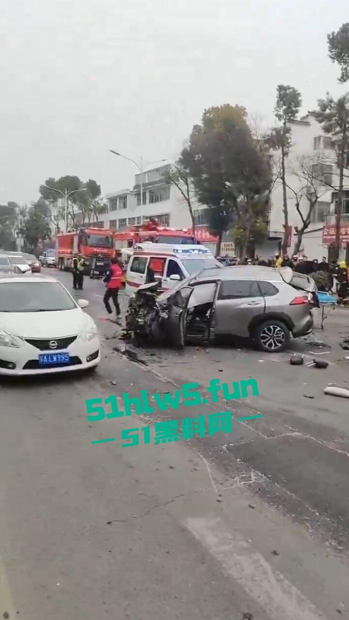 江苏镇江重大车祸，一辆纯电SUV逆行撞上对面轿车造成三人死亡，肇事司机抢救后并无生命危险。  第1张