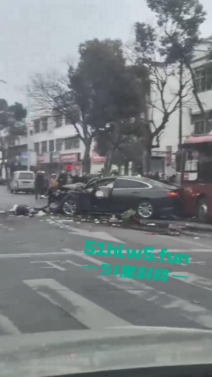 江苏镇江重大车祸，一辆纯电SUV逆行撞上对面轿车造成三人死亡，肇事司机抢救后并无生命危险。  第2张