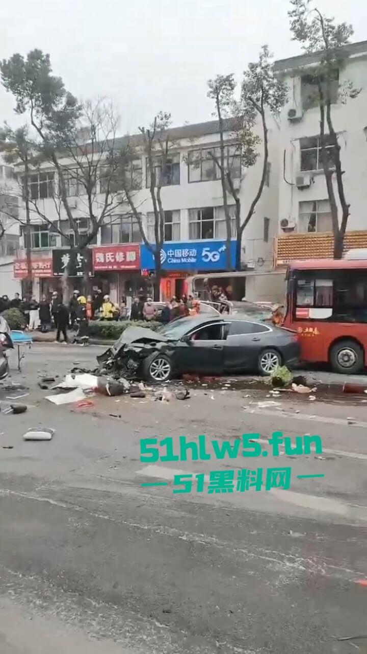 江苏镇江重大车祸，一辆纯电SUV逆行撞上对面轿车造成三人死亡，肇事司机抢救后并无生命危险。  第3张