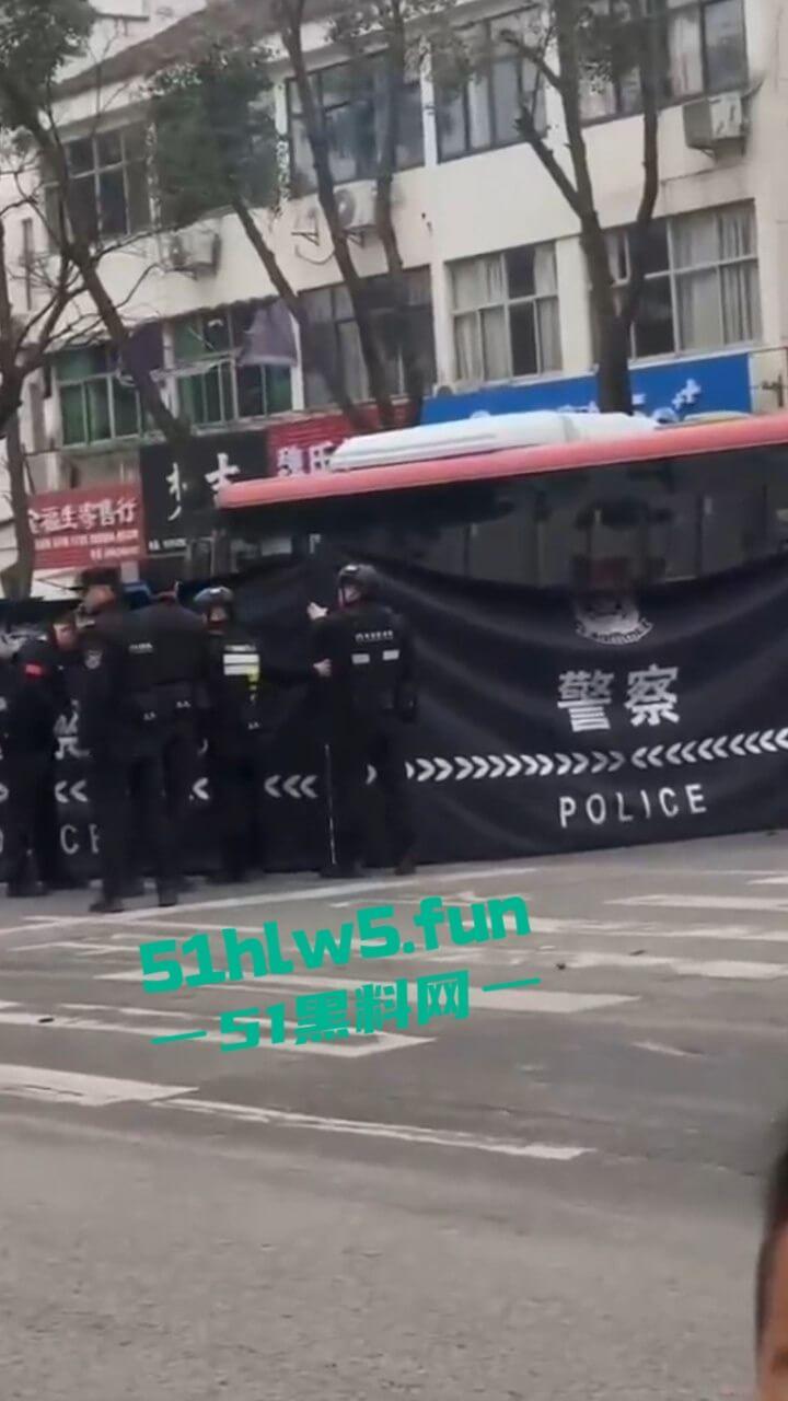 江苏镇江重大车祸，一辆纯电SUV逆行撞上对面轿车造成三人死亡，肇事司机抢救后并无生命危险。  第4张