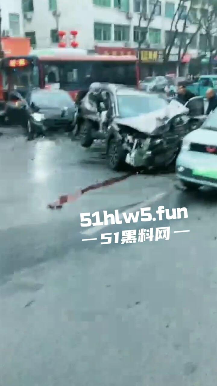 江苏镇江重大车祸，一辆纯电SUV逆行撞上对面轿车造成三人死亡，肇事司机抢救后并无生命危险。  第5张
