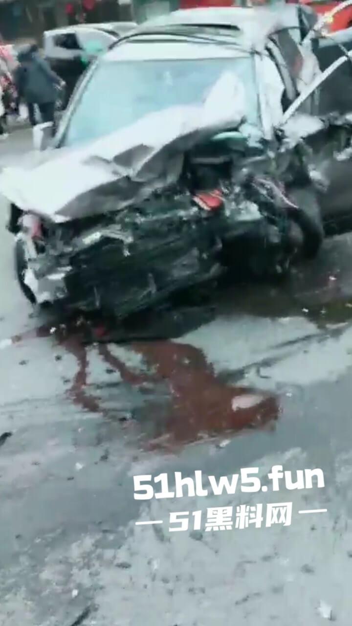 江苏镇江重大车祸，一辆纯电SUV逆行撞上对面轿车造成三人死亡，肇事司机抢救后并无生命危险。  第7张