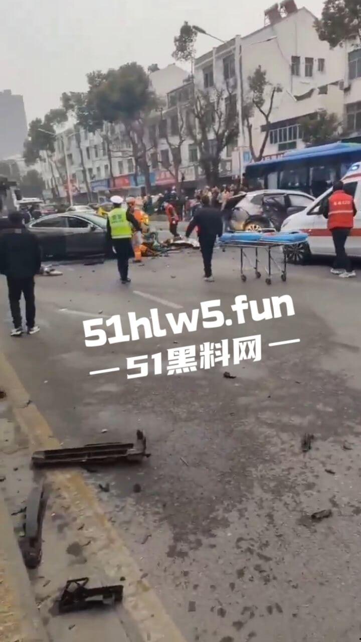 江苏镇江重大车祸，一辆纯电SUV逆行撞上对面轿车造成三人死亡，肇事司机抢救后并无生命危险。  第8张