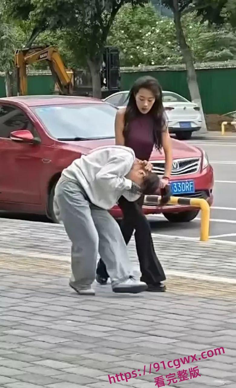 性瘾学生妹当小三被原配当街怒撕 据传一个月要做几十次太炸裂了！  第8张