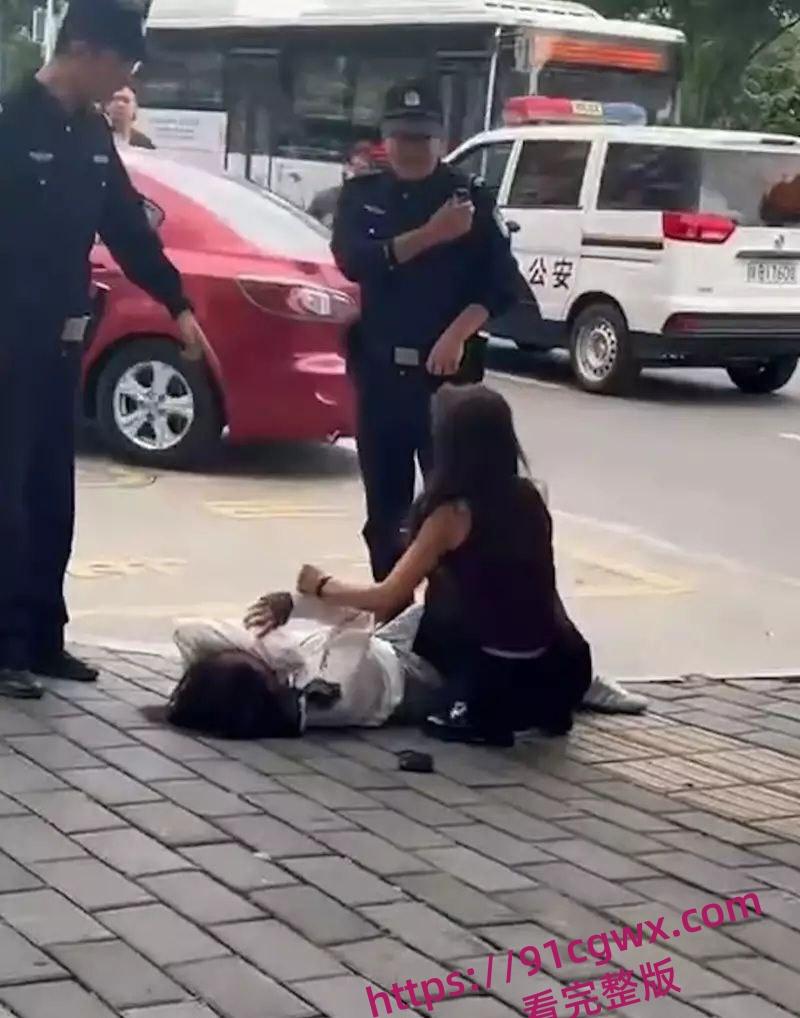 性瘾学生妹当小三被原配当街怒撕 据传一个月要做几十次太炸裂了！  第9张