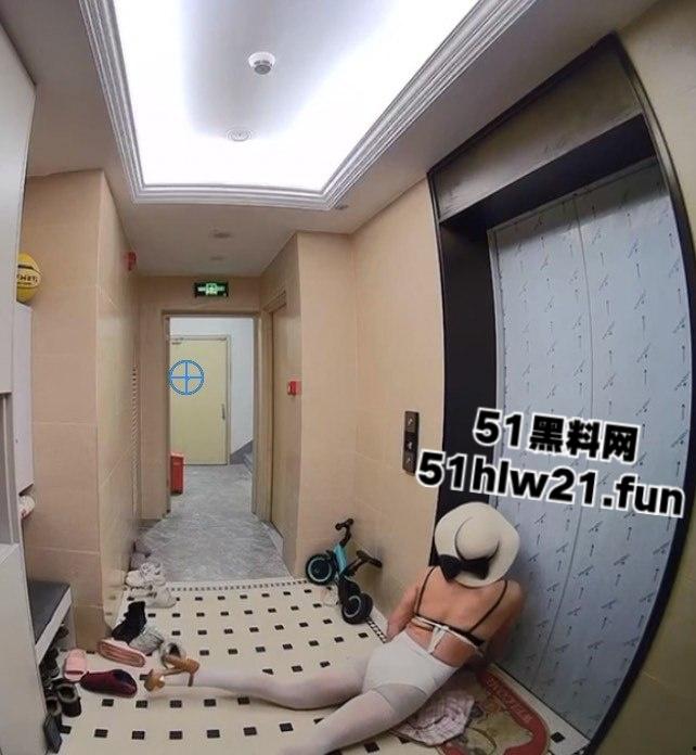 变态男,穿女装尾随女孩回家,在其家门口穿着丝袜摸奶蹭地,打飞机真是辣眼睛。 第4张 变态男,穿女装尾随女孩回家,在其家门口穿着丝袜摸奶蹭地,打飞机真是辣眼睛。 第4张