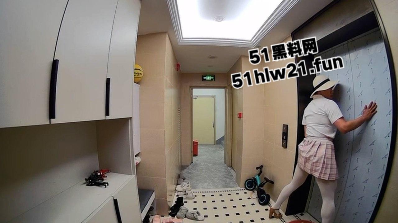 变态男,穿女装尾随女孩回家,在其家门口穿着丝袜摸奶蹭地,打飞机真是辣眼睛。 第5张 变态男,穿女装尾随女孩回家,在其家门口穿着丝袜摸奶蹭地,打飞机真是辣眼睛。 第5张