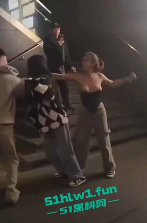 全网疯传兰桂坊MMA斗战现场画面，惊现一招制敌【龙抓手】好男不和女斗但渣男专挑女斗。  第2张