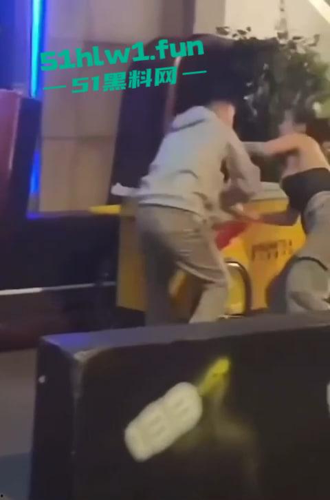 全网疯传兰桂坊MMA斗战现场画面，惊现一招制敌【龙抓手】好男不和女斗但渣男专挑女斗。  第3张