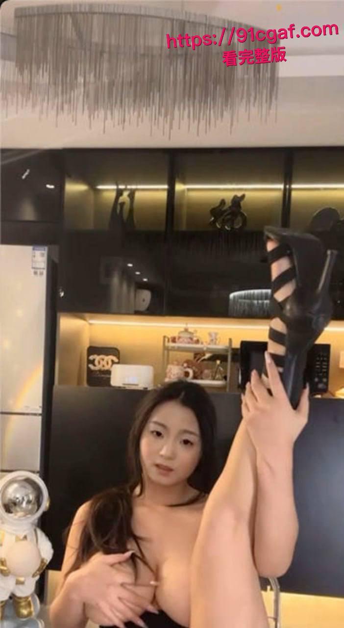 抖音天然巨乳网红小熊软糖被爆是福利姬温可儿，土豪一对一录屏流出！  第5张