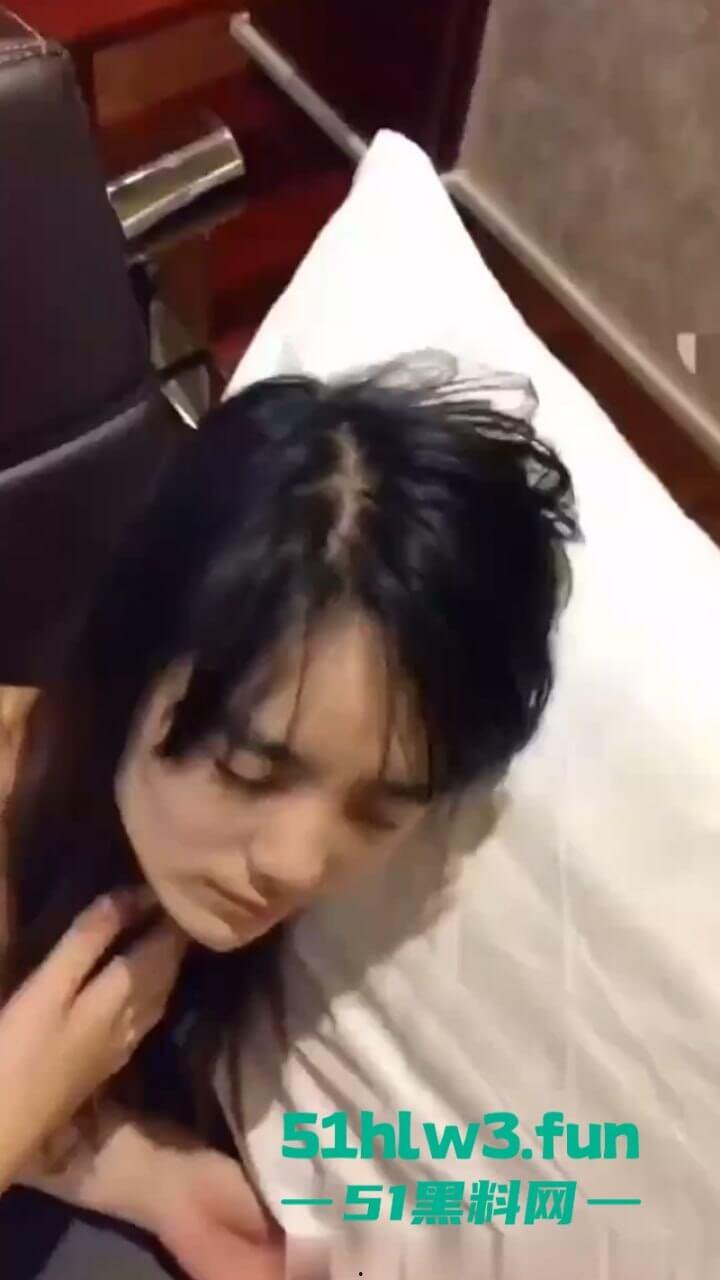 浙江00后反差婊【叶雨婷】被金主包养，灌醉后各种调教强制深喉呕吐再灌肠肛塞 ！  第2张