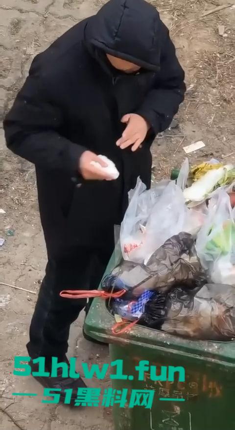 超变态的性癖爱好吗，男子在垃圾桶翻女生带血卫生巾舔舐，蚊子见了都要称赞牛逼。  第2张