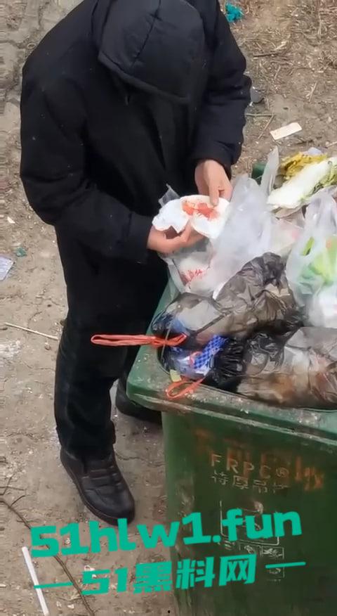 超变态的性癖爱好吗，男子在垃圾桶翻女生带血卫生巾舔舐，蚊子见了都要称赞牛逼。  第3张