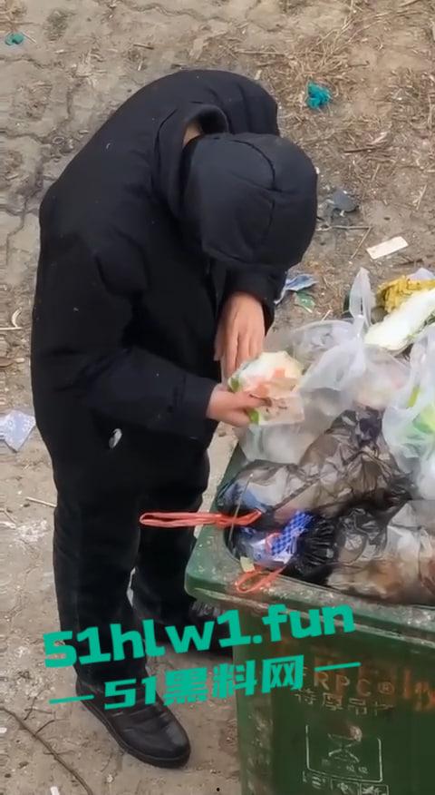 超变态的性癖爱好吗，男子在垃圾桶翻女生带血卫生巾舔舐，蚊子见了都要称赞牛逼。  第5张