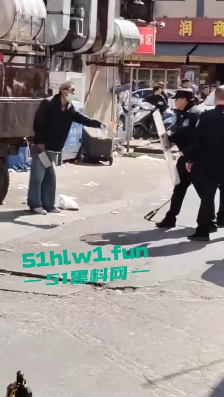 广东海丰县中年大爷手持菜刀怒怼警察,单挑三防爆盾,硬刚场面炸裂牛逼到飞起! 第1张 广东海丰县中年大爷手持菜刀怒怼警察,单挑三防爆盾,硬刚场面炸裂牛逼到飞起! 第1张
