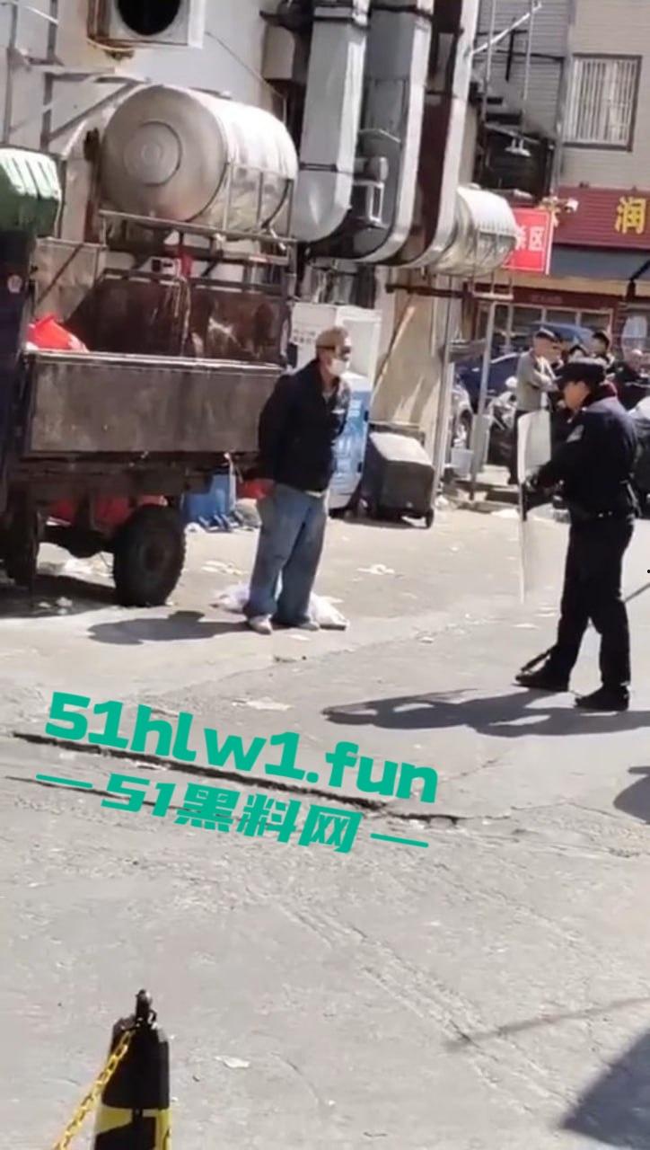 广东海丰县中年大爷手持菜刀怒怼警察,单挑三防爆盾,硬刚场面炸裂牛逼到飞起! 第2张 广东海丰县中年大爷手持菜刀怒怼警察,单挑三防爆盾,硬刚场面炸裂牛逼到飞起! 第2张