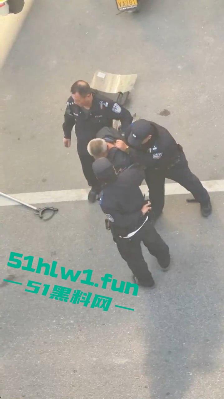 广东海丰县中年大爷手持菜刀怒怼警察,单挑三防爆盾,硬刚场面炸裂牛逼到飞起! 第3张 广东海丰县中年大爷手持菜刀怒怼警察,单挑三防爆盾,硬刚场面炸裂牛逼到飞起! 第3张
