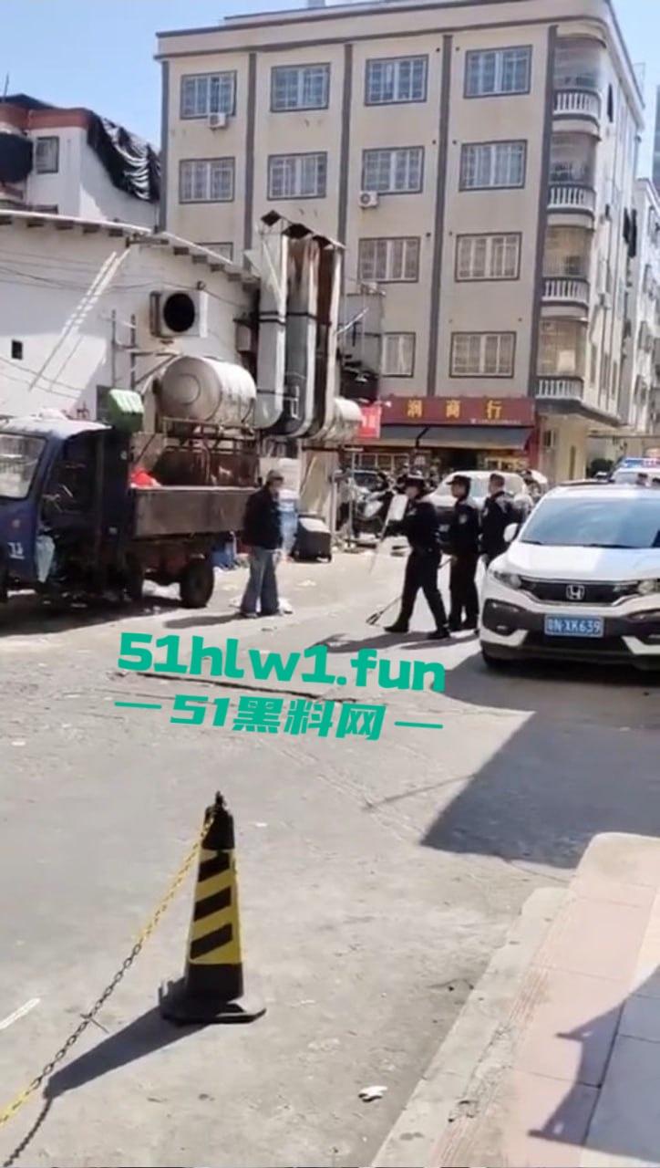 广东海丰县中年大爷手持菜刀怒怼警察,单挑三防爆盾,硬刚场面炸裂牛逼到飞起! 第4张 广东海丰县中年大爷手持菜刀怒怼警察,单挑三防爆盾,硬刚场面炸裂牛逼到飞起! 第4张