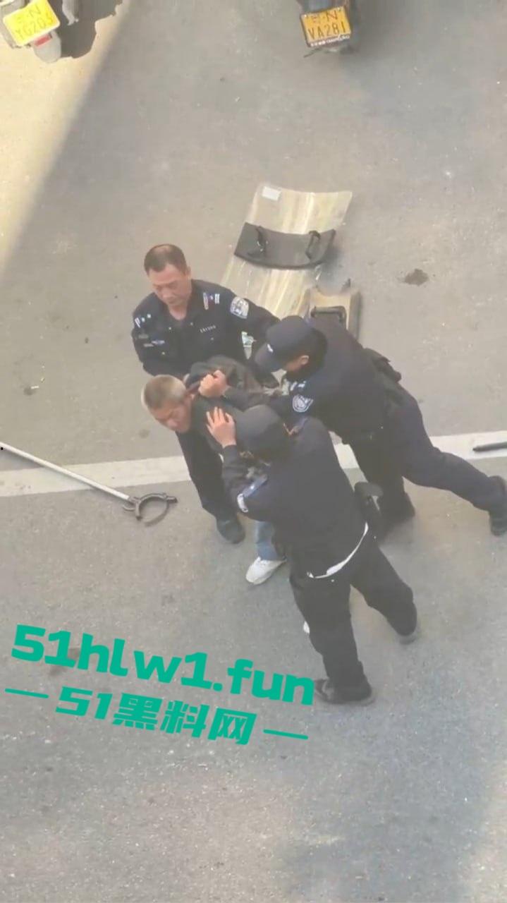广东海丰县中年大爷手持菜刀怒怼警察,单挑三防爆盾,硬刚场面炸裂牛逼到飞起! 第5张 广东海丰县中年大爷手持菜刀怒怼警察,单挑三防爆盾,硬刚场面炸裂牛逼到飞起! 第5张
