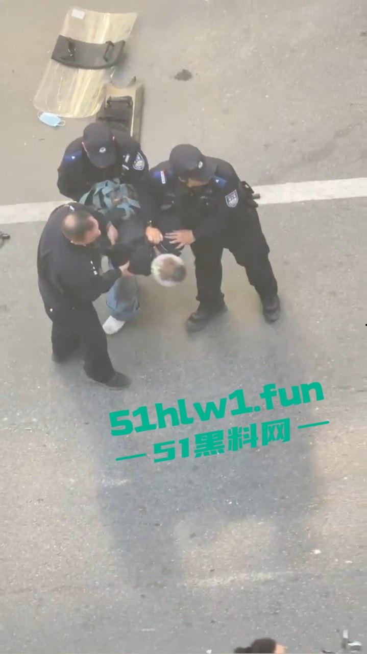 广东海丰县中年大爷手持菜刀怒怼警察,单挑三防爆盾,硬刚场面炸裂牛逼到飞起! 第6张 广东海丰县中年大爷手持菜刀怒怼警察,单挑三防爆盾,硬刚场面炸裂牛逼到飞起! 第6张