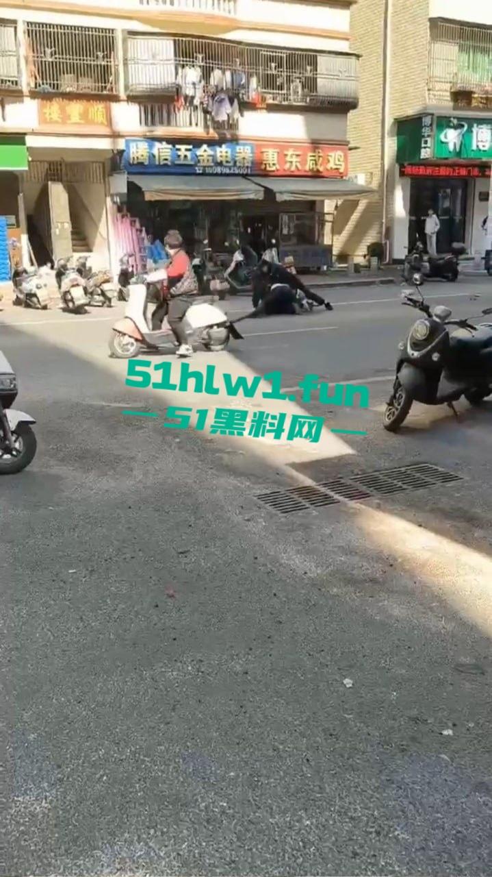 广东海丰县中年大爷手持菜刀怒怼警察,单挑三防爆盾,硬刚场面炸裂牛逼到飞起! 第7张 广东海丰县中年大爷手持菜刀怒怼警察,单挑三防爆盾,硬刚场面炸裂牛逼到飞起! 第7张