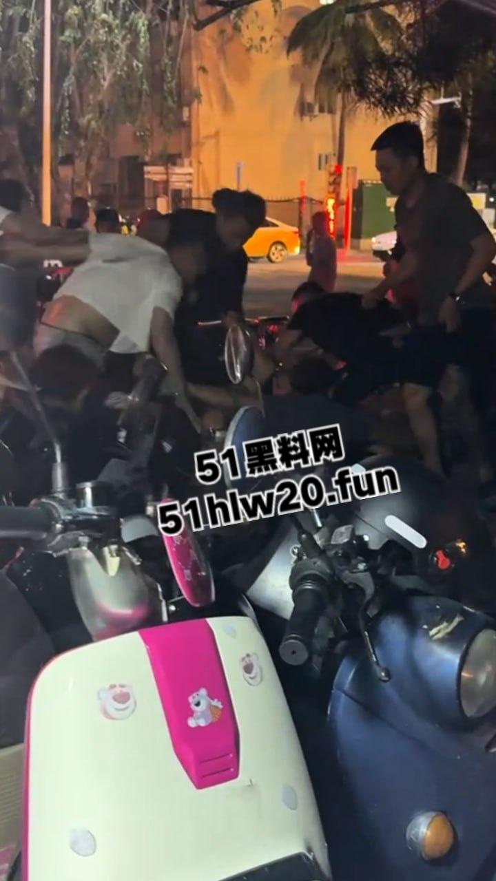海南三亚实拍斗殴现场，三亚苏荷酒吧门口几个男子遭疯狂殴打，疑似街边要女子电话被男伴带人殴打。  第1张
