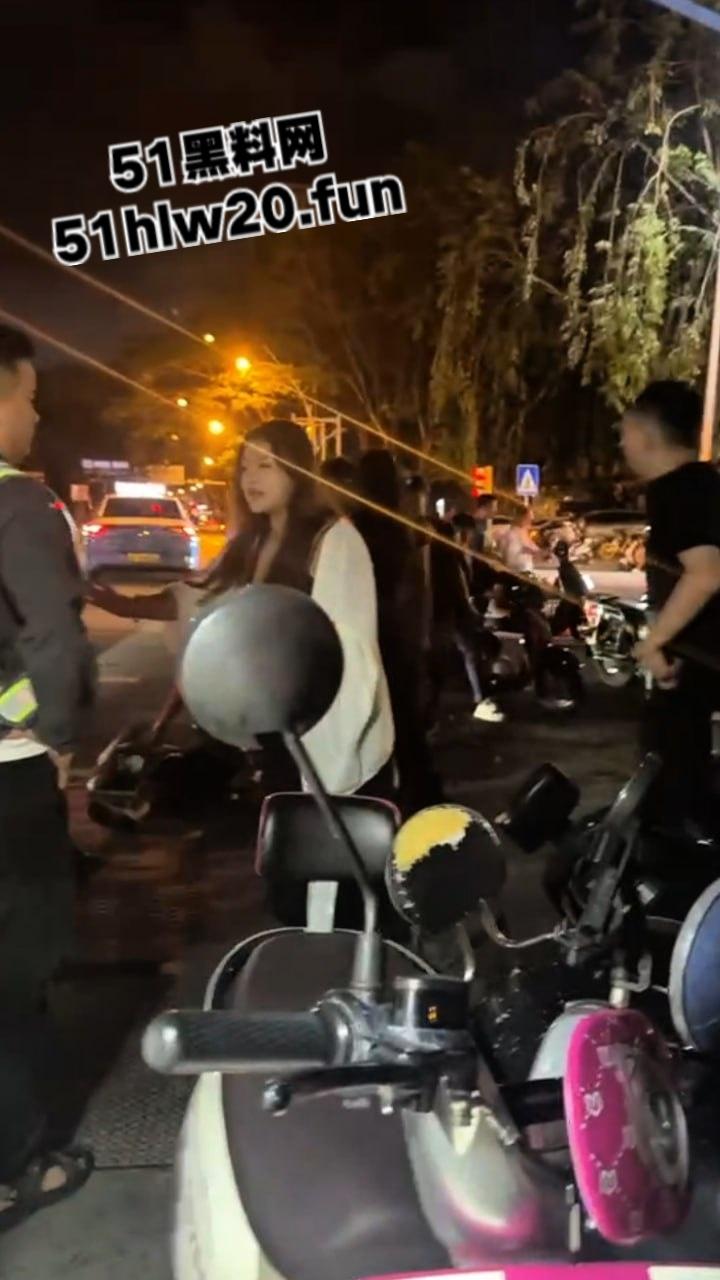 海南三亚实拍斗殴现场，三亚苏荷酒吧门口几个男子遭疯狂殴打，疑似街边要女子电话被男伴带人殴打。  第2张