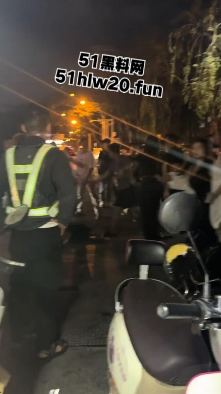 海南三亚实拍斗殴现场，三亚苏荷酒吧门口几个男子遭疯狂殴打，疑似街边要女子电话被男伴带人殴打。  第3张