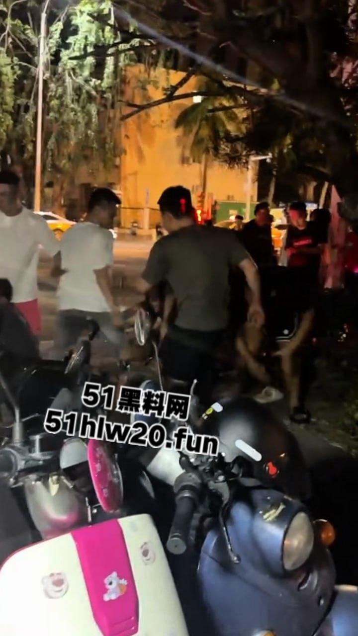 海南三亚实拍斗殴现场，三亚苏荷酒吧门口几个男子遭疯狂殴打，疑似街边要女子电话被男伴带人殴打。  第4张